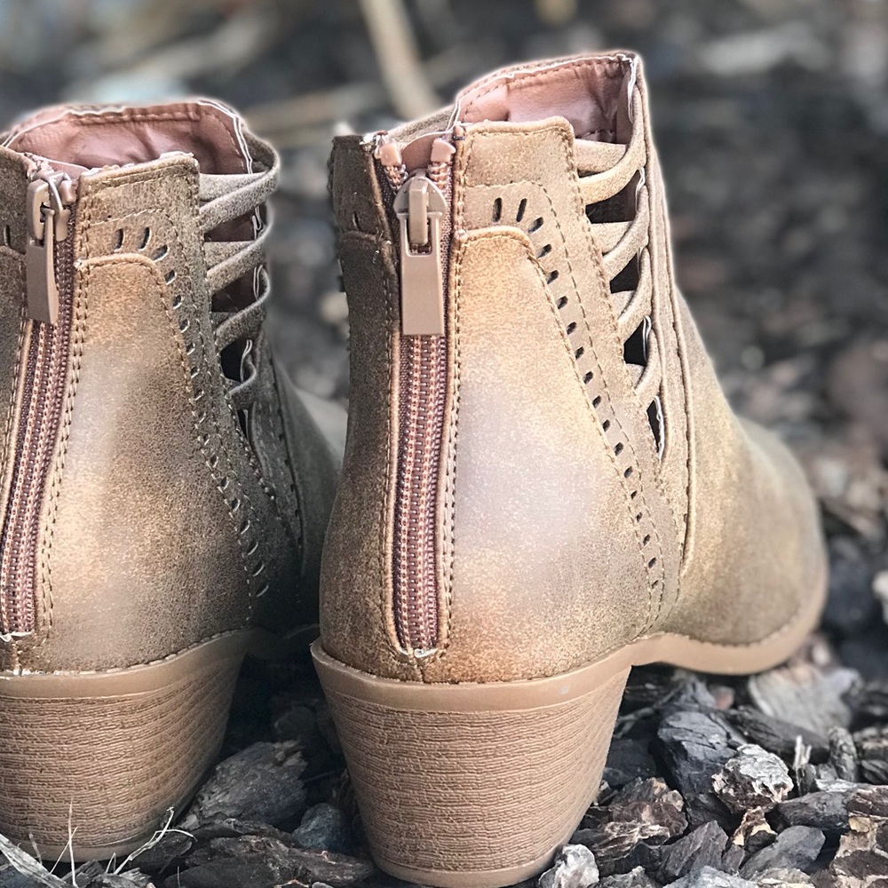 😍restock Tan criss cross v cut booties - Picture 2 of 8
